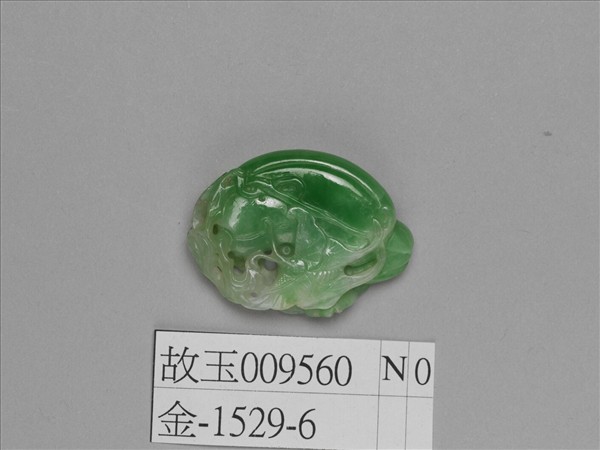 翠玉瓜果蜂蝶飾件