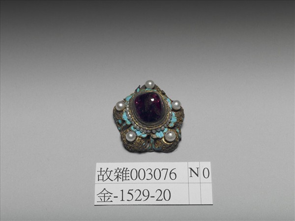 嵌紅色寶石帽正