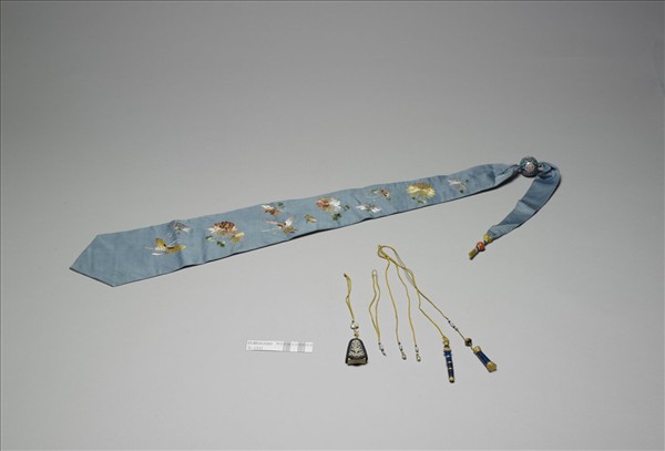 青綢彩繡花蝶綵帨