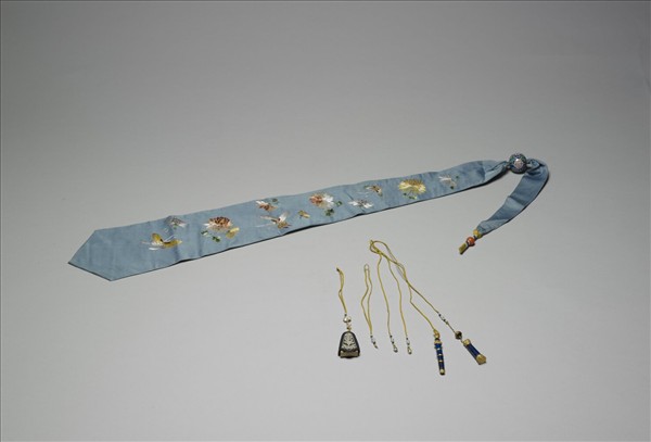 青綢彩繡花蝶綵帨