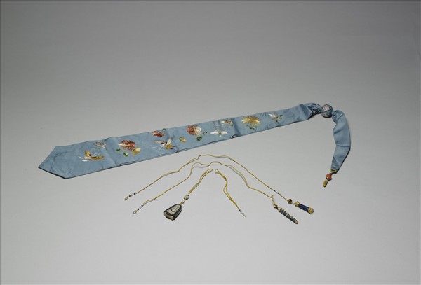 青綢彩繡花蝶綵帨