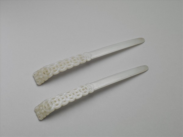 玉鏤空錢紋豆瓣簪