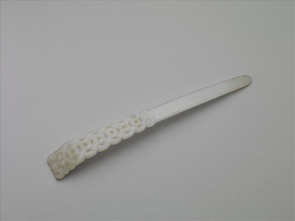 玉鏤空錢紋豆瓣簪