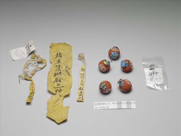 緝紅白米珠團壽鈕子