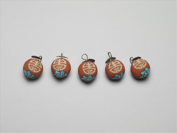 緝紅白米珠團壽鈕子