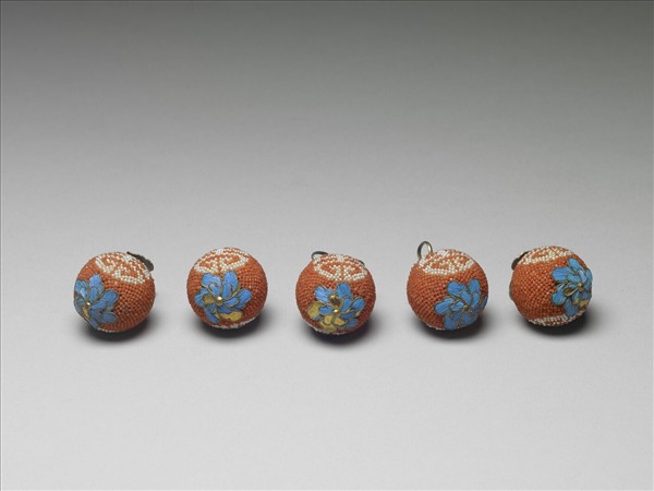 緝紅白米珠團壽鈕子