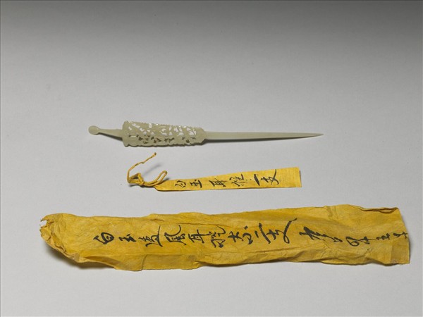 玉鏤空花卉耳挖簪