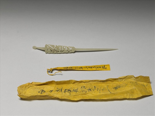 玉鏤空花卉耳挖簪