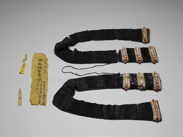 嵌珊瑚珠石黑絨髮辮套