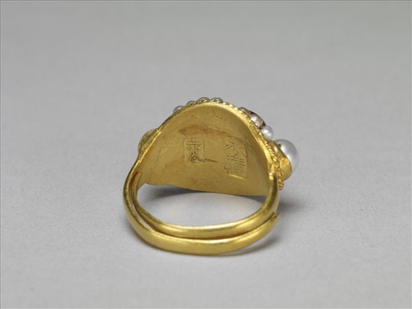 嵌紅色寶石金戒指