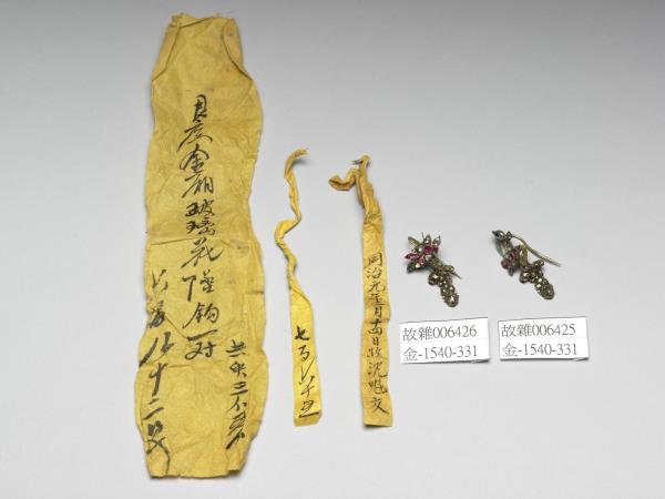 鑲玻璃花卉耳墜