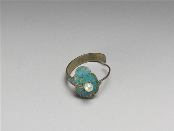 點翠雲頭紋帶玉耳環