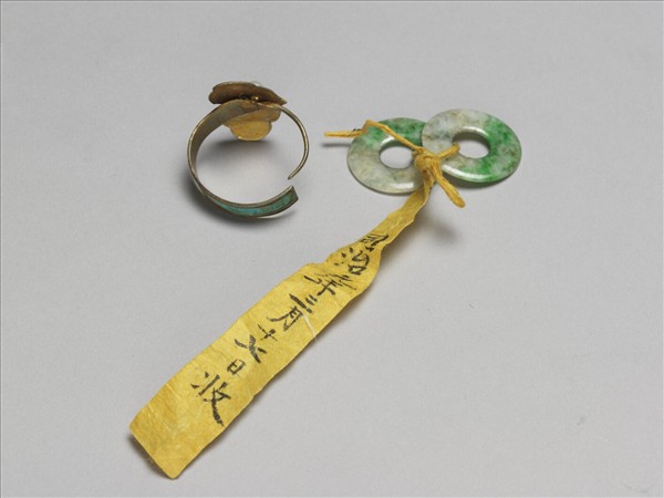 點翠雲頭紋帶玉耳環