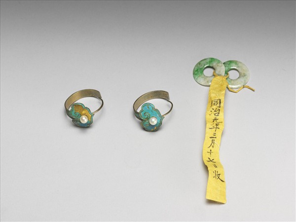 點翠雲頭紋帶玉耳環