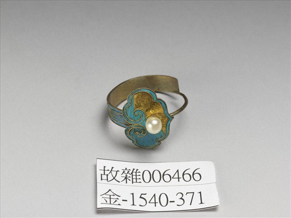 點翠雲頭紋帶玉耳環