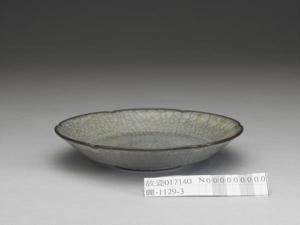 哥窯青瓷葵口碟