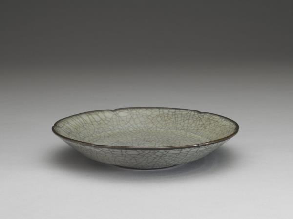 哥窯青瓷葵口碟