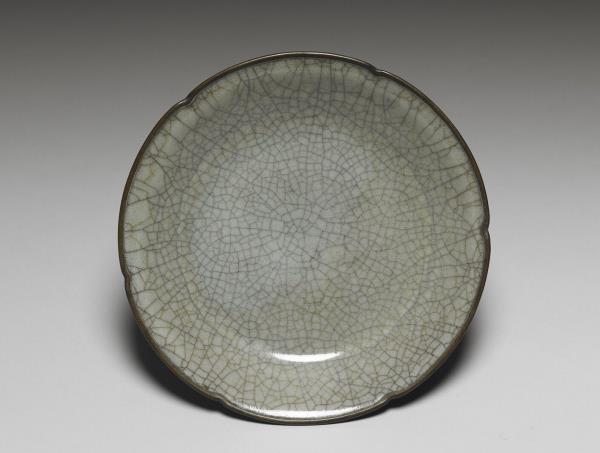 哥窯青瓷葵口碟