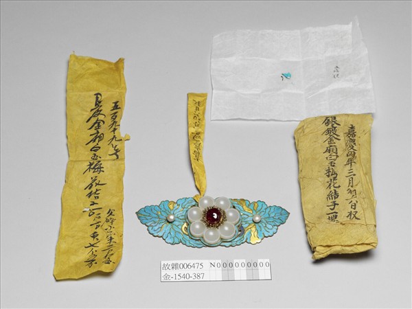 銀鍍金嵌寶石梅花流雲結子