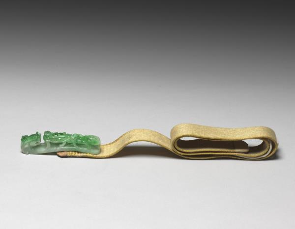 翠玉螭紋帶鉤涼帶