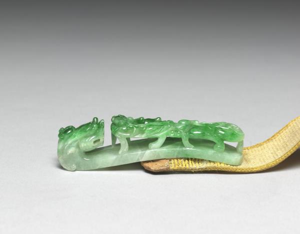 翠玉螭紋帶鉤涼帶