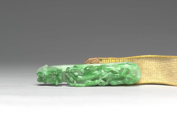 翠玉螭紋帶鉤涼帶