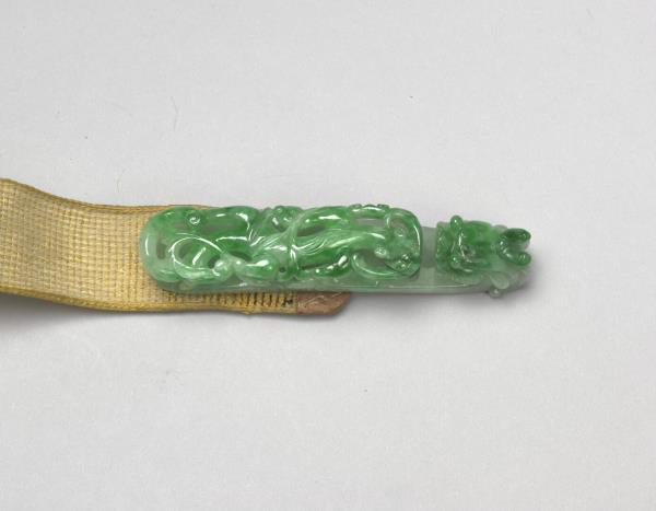 翠玉螭紋帶鉤涼帶