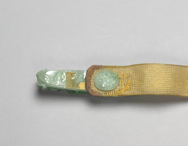 翠玉螭紋帶鉤涼帶