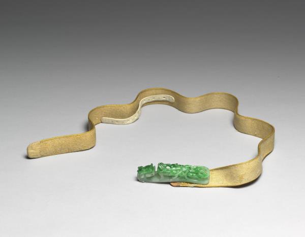 翠玉螭紋帶鉤涼帶