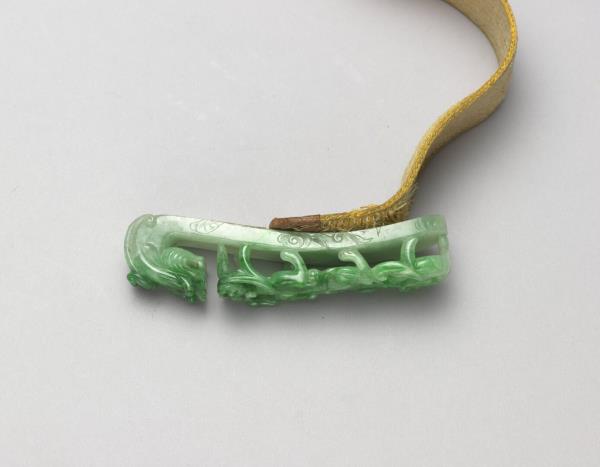 翠玉螭紋帶鉤涼帶