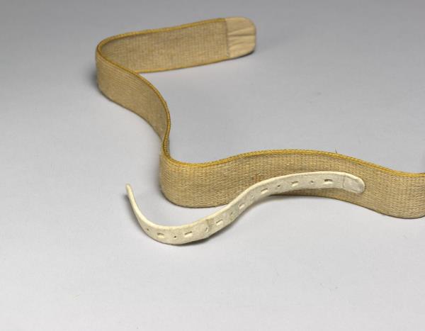 翠玉螭紋帶鉤涼帶