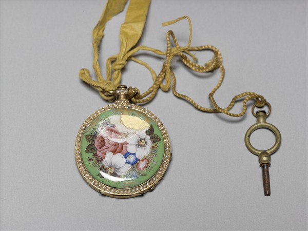 畫琺瑯花卉鑲珠懷錶