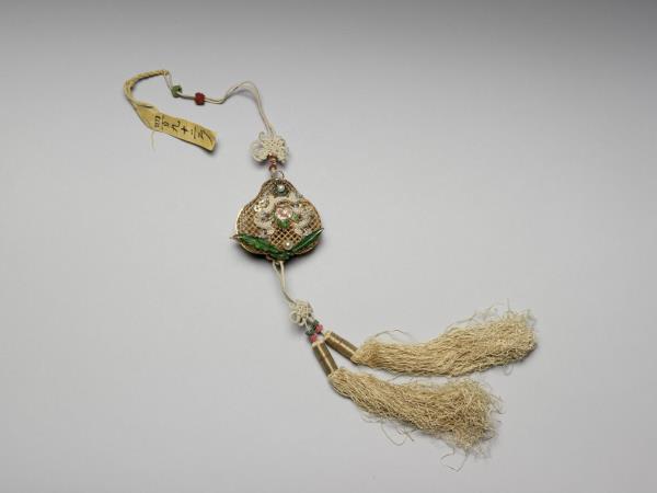 銅鍍金纍絲嵌珠寶桃式香包