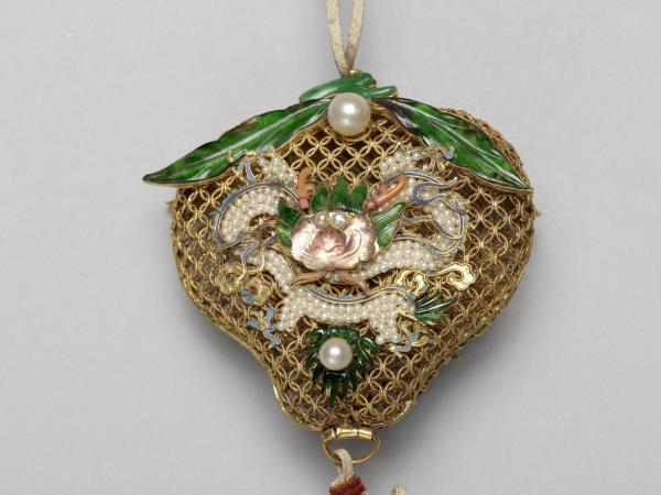 銅鍍金纍絲嵌珠寶桃式香包