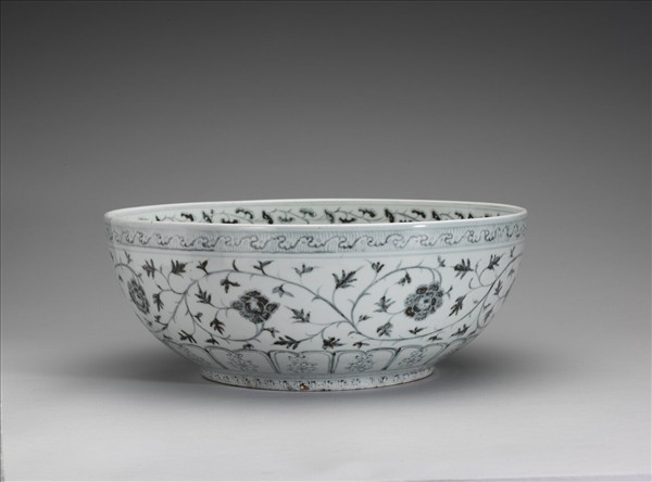 青花纏枝牡丹紋碗