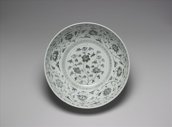 青花纏枝牡丹紋碗