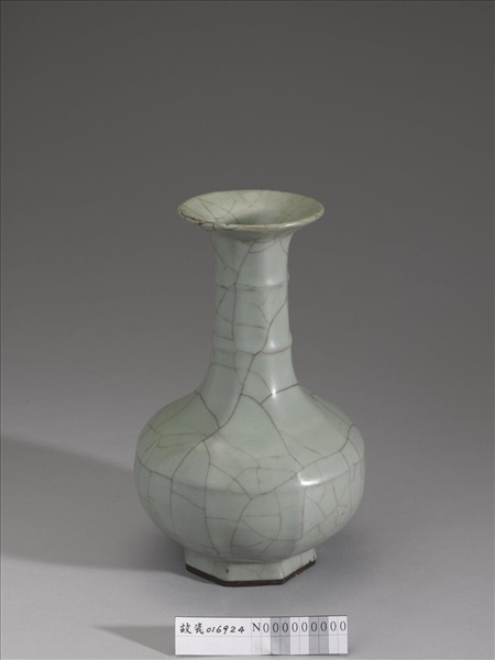 官窯 青瓷八方弦紋盤口瓶