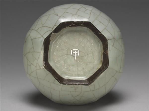 官窯 青瓷八方弦紋盤口瓶