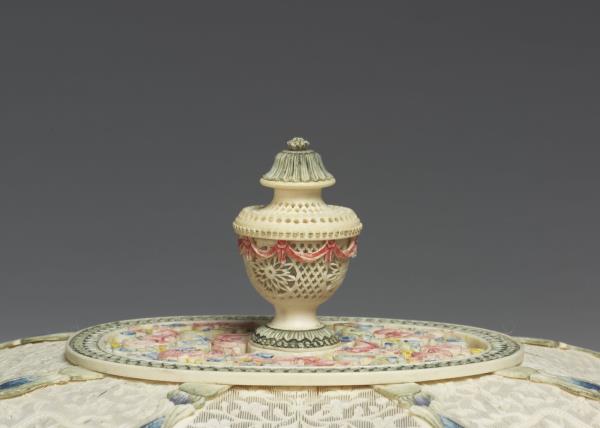 象牙雕四層透花提食盒