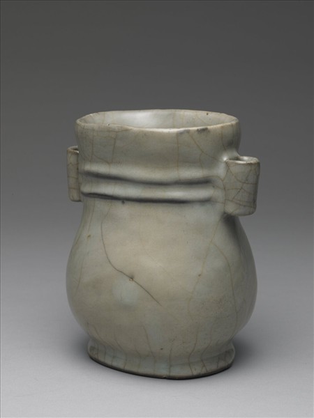 青瓷弦紋貫耳壺