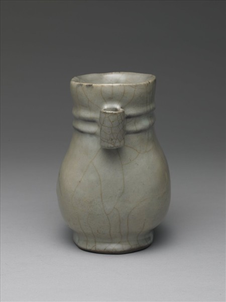 青瓷弦紋貫耳壺