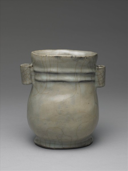 青瓷弦紋貫耳壺