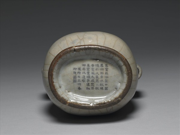 青瓷弦紋貫耳壺