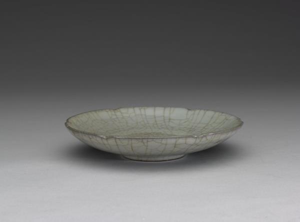 哥窯青瓷葵口碟