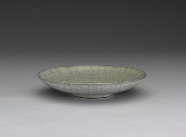 哥窯青瓷葵口碟