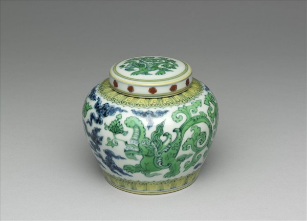 鬥彩龍紋蓋罐