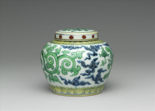 鬥彩龍紋蓋罐