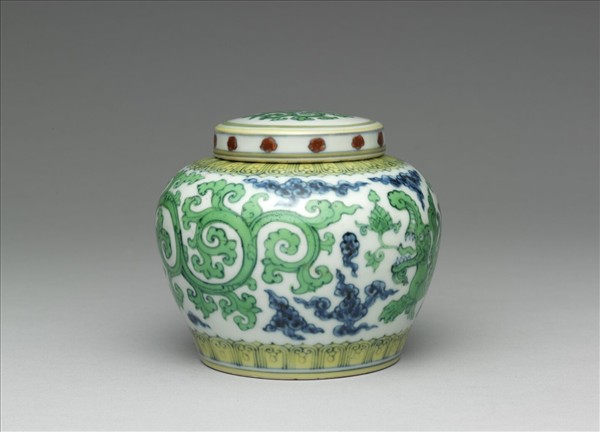 鬥彩龍紋蓋罐