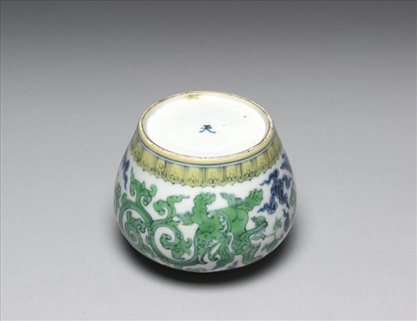 鬥彩龍紋蓋罐