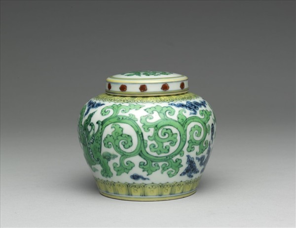 鬥彩龍紋蓋罐